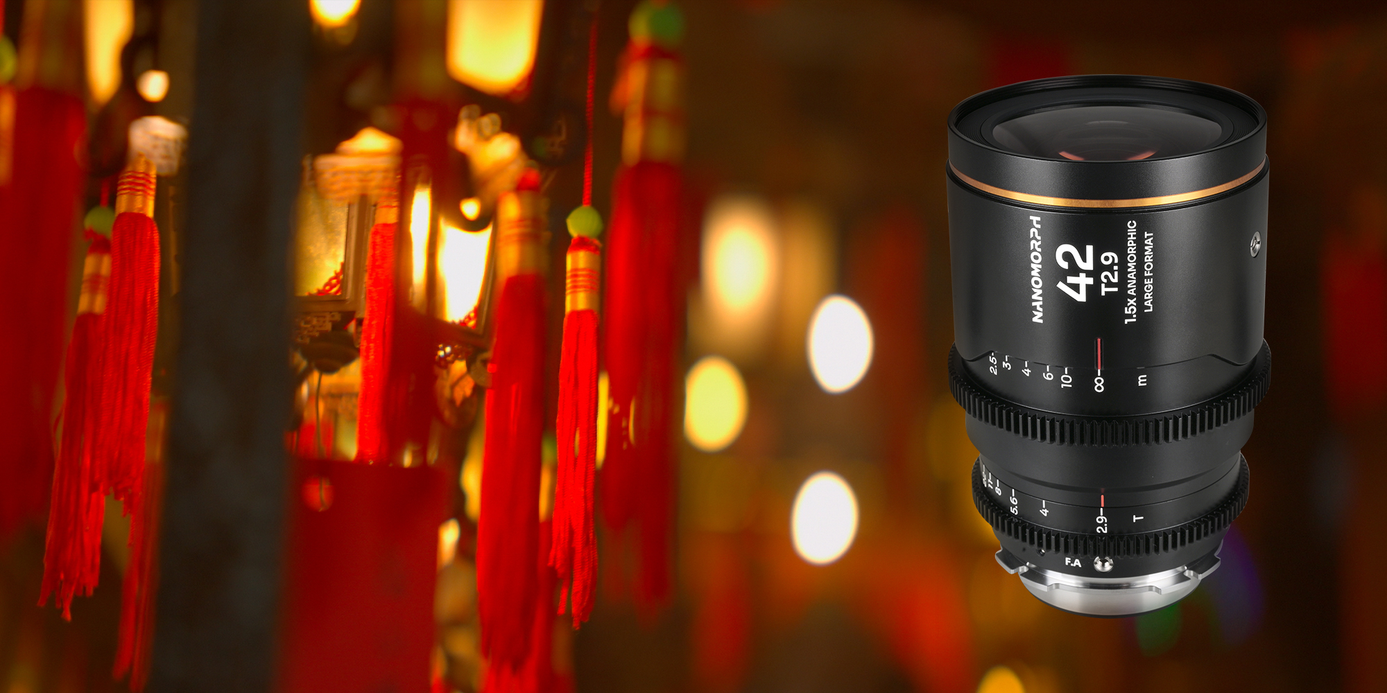 Obiektyw Laowa Nanomorph 42 mm T2,9 1,5x LF Amber do Arri PL / Canon EF na tle lampionu w nocnej scenerii